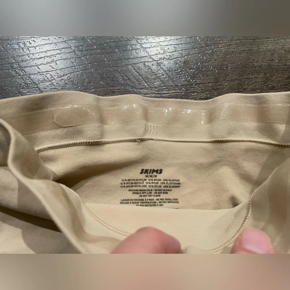 SKIMS Seamless Sculpt Solution Short Left Leg Exposed in Clay Size M Shapewear - Picture 5 of 6